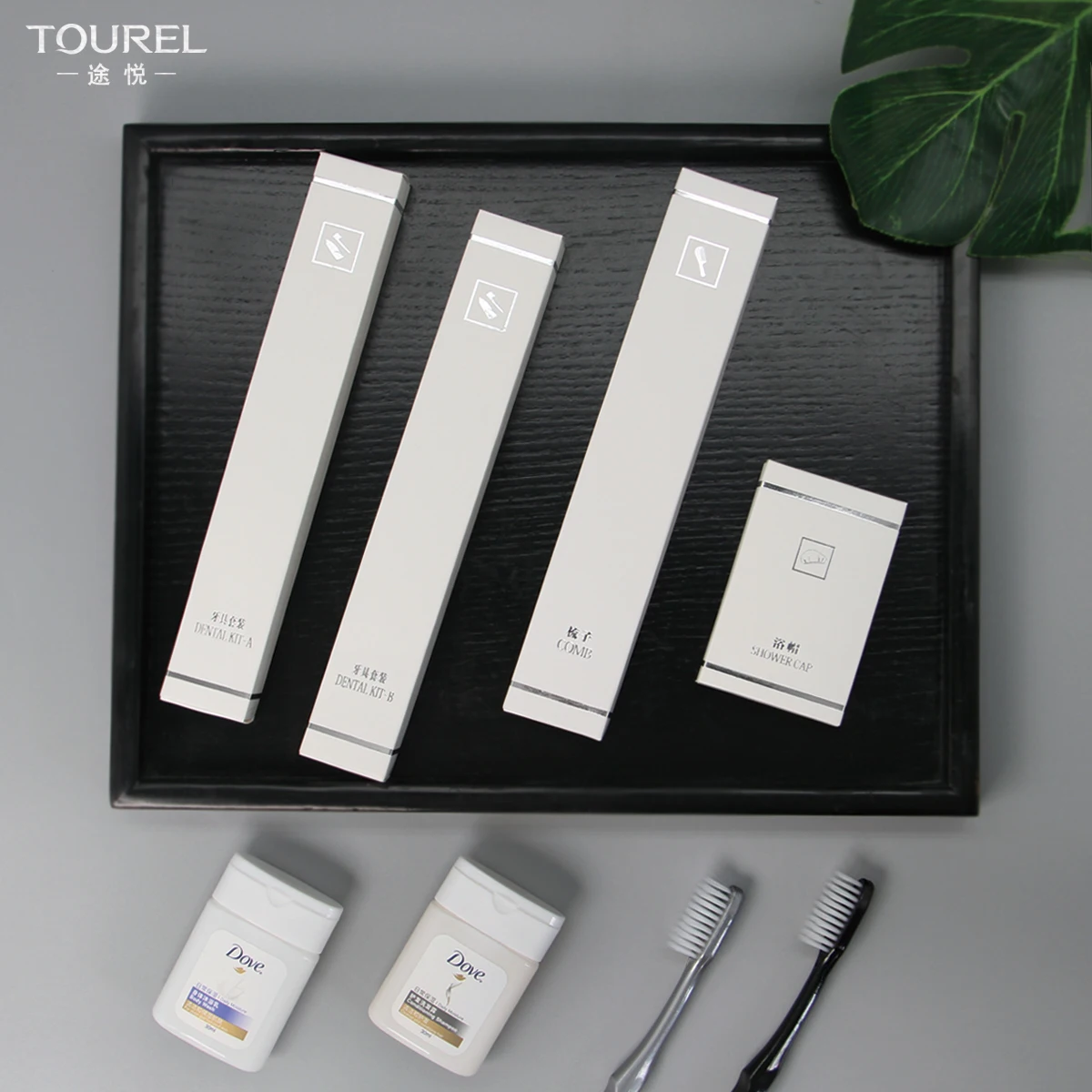 Articles de toilette d'hôtel format voyage : après-shampooing, shampooing, gel douche, lotion pour le corps, dans un tube d'emballage portable avec impression d'étiquette personnalisée