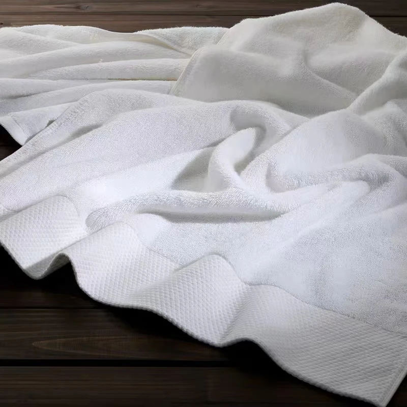 Ensemble de serviettes d'hôtel 5 étoiles Premium Bordeaux Blanc Taille 70*140 670g Serviettes tricotées à séchage rapide Jetables et compressées