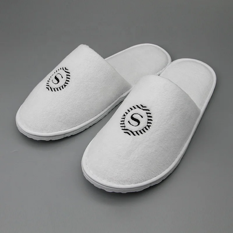 Chaussons jetables de haute qualité à bout fermé avec logo brodé pour hôtel de marque, chaussons d'hôtel de luxe personnalisés