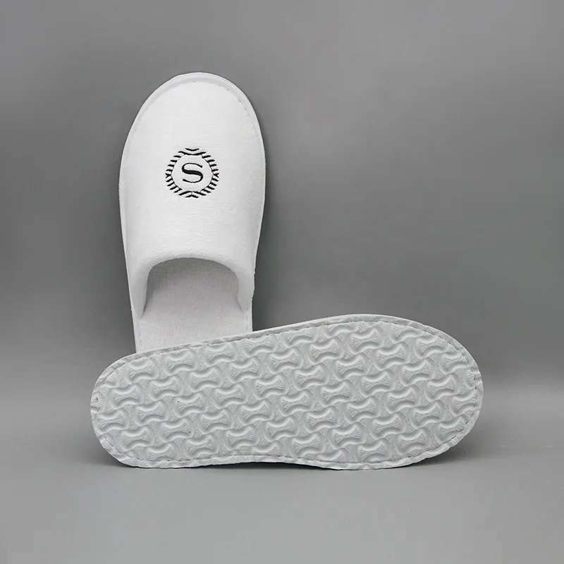 Chaussons jetables de haute qualité à bout fermé avec logo brodé pour hôtel de marque, chaussons d'hôtel de luxe personnalisés