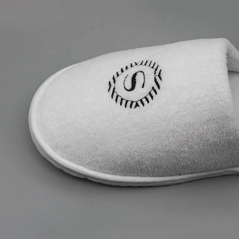 Chaussons jetables de haute qualité à bout fermé avec logo brodé pour hôtel de marque, chaussons d'hôtel de luxe personnalisés