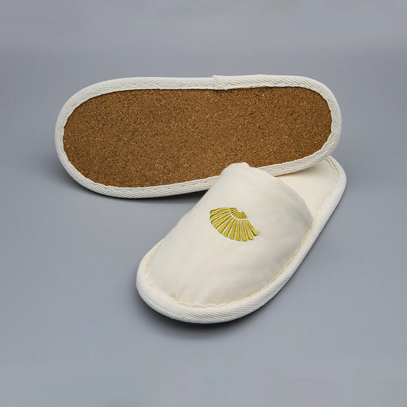 Nouvelle tendance Chaussons d'hôtel jetables recyclables, confortables et doux, à semelle en liège écologique et dessus en coton et lin premium