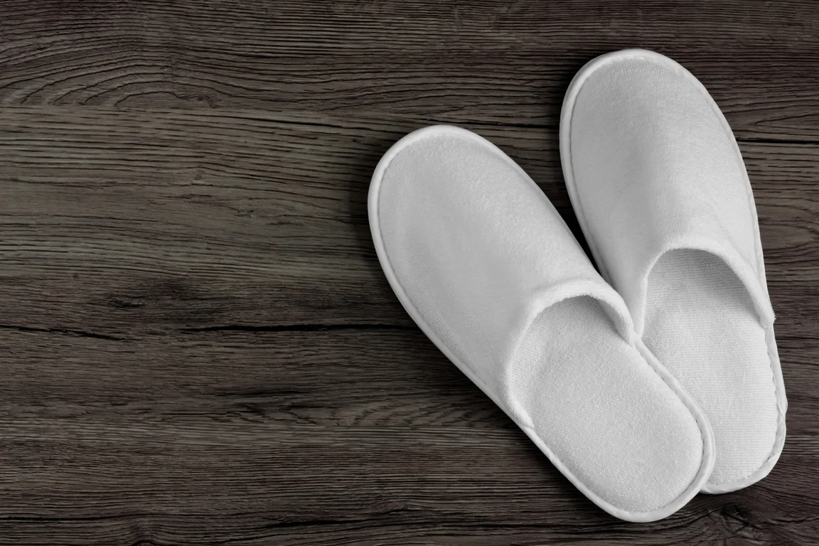 Chaussons jetables personnalisés de haute qualité pour spa en molleton corail blanc avec semelle EVA pour hommes et femmes