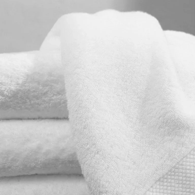 Serviettes de bain blanches de qualité hôtel avec logo brodé, style uni jetable en tricot à séchage rapide