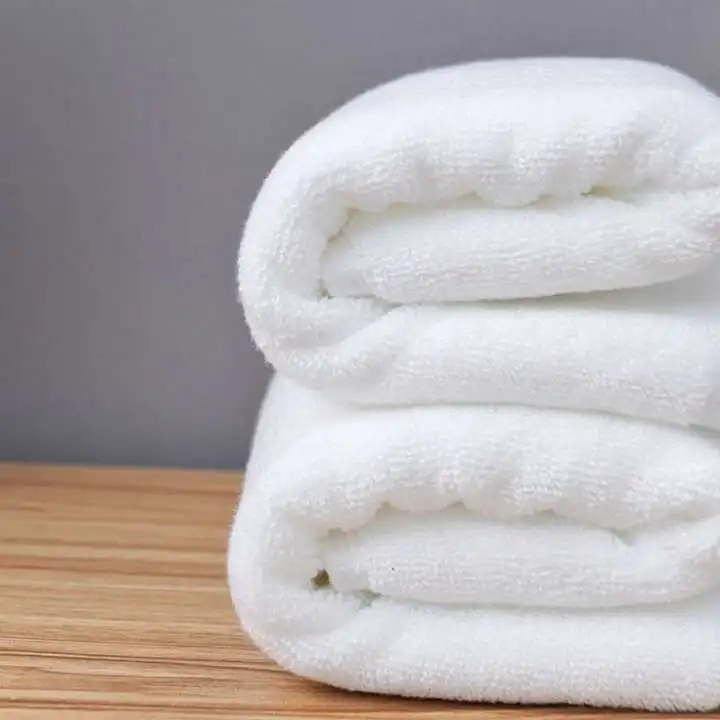Serviette de bain d'hôtel blanche 5 étoiles en gros de Chine, très absorbante et épaisse, 100 % coton, 90*180 cm